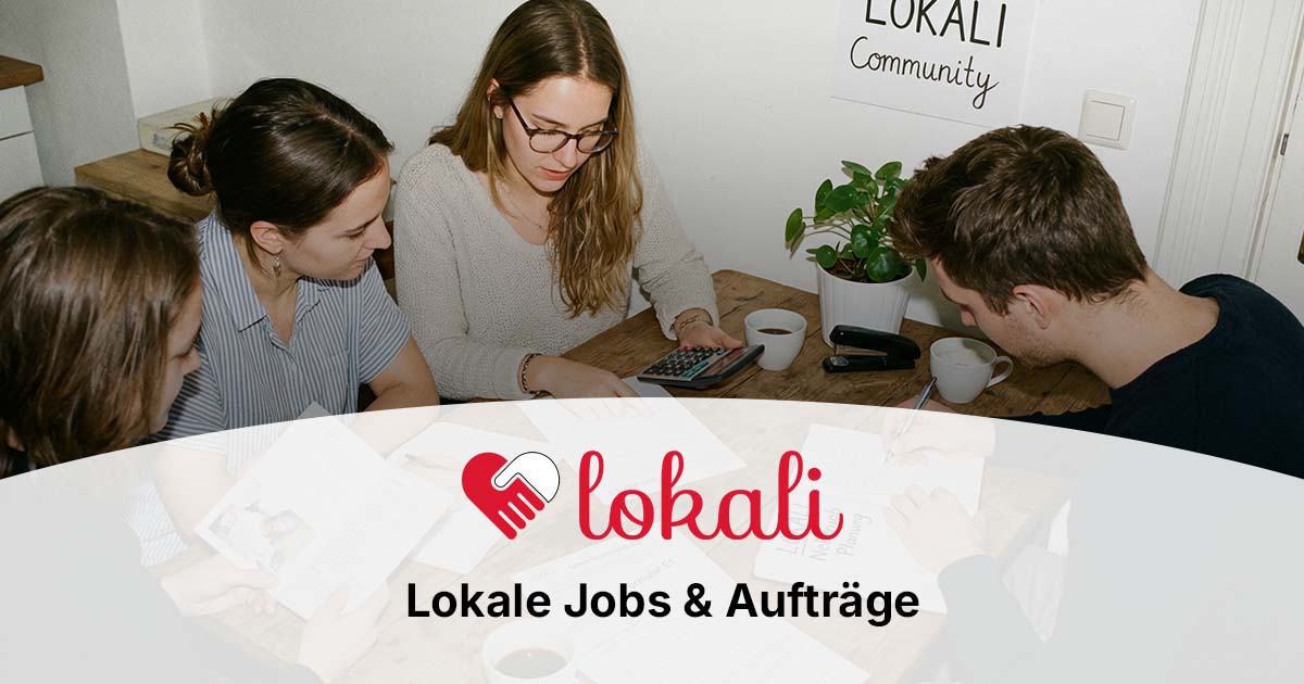 Mehrere junge Leute sitzen gemeinsam an einem Tisch und melden einen Nebenjob an.